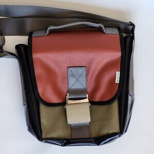 UNIQUE Mariclaro Seatbelt Buckle Cross Body Bag Made in Canada Pebble Leather